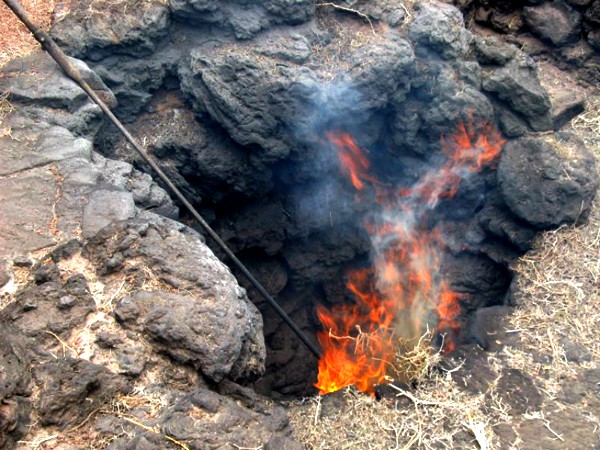 Op sommige plekjes op Lanzarote kan je nog brandend lava zien!