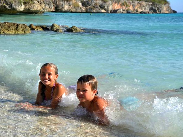 Heerlijk in de branding op de stranden van Curacao