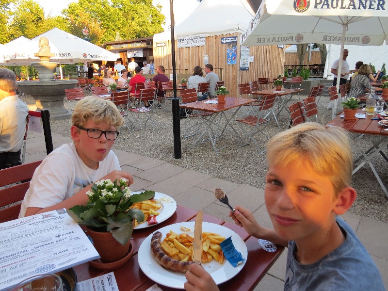 Lekkere Bratwurst in de Biergarten