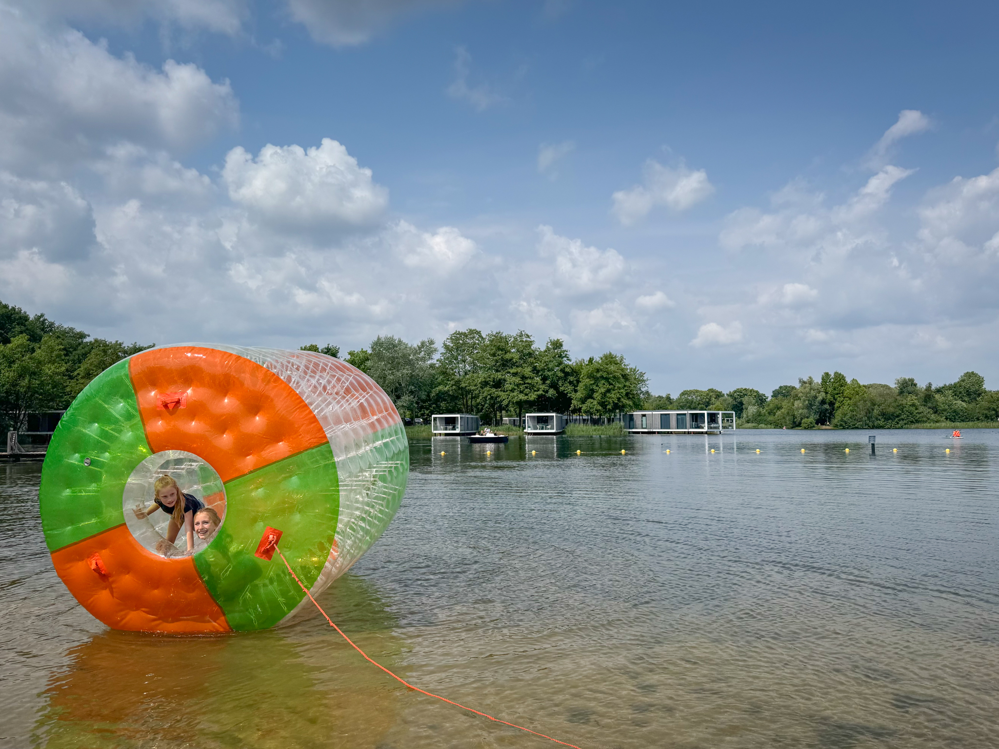 Plezier in de Aquaroller op het recreatiemeer van Breebronne