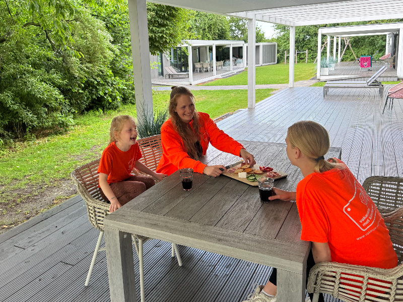 Gezellige borrel op het terras van de boscube bij BreeBronne