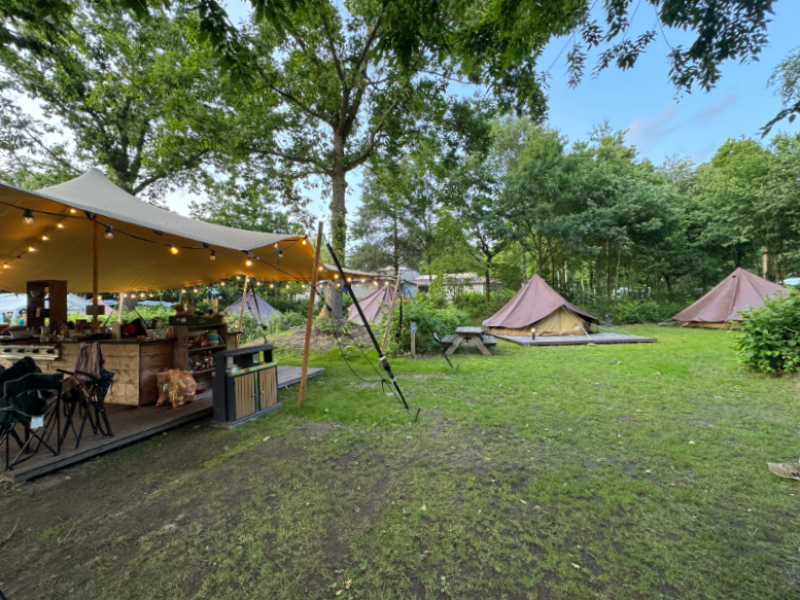 Glamping tenten met gezamenlijke buitenkeuken op BreeBronne