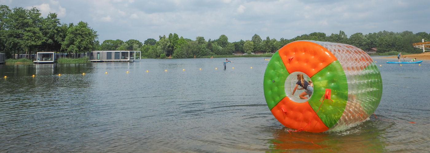Lekker spelen op het grote zwemmeer bij Vakantiepark Breebronne voor gezinnen