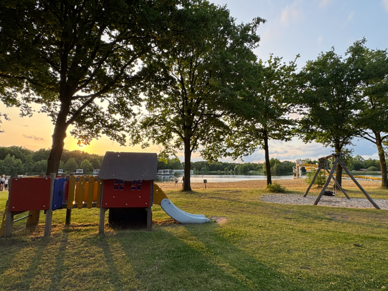 Speeltuintje bij het meer in de avondzon