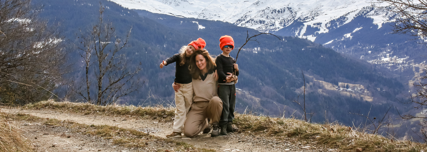Elisabeth en haar kinderen tijdens een vakantie in Brides-les-Bains