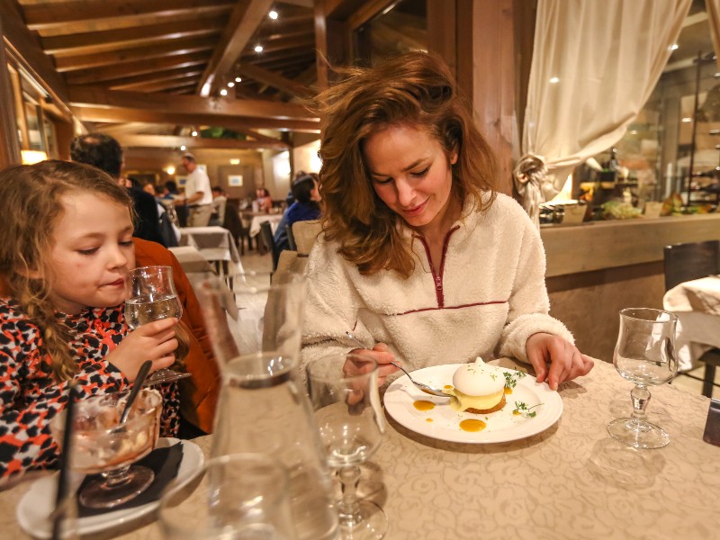 Elisabeth en haar dochter aan het toetje in het kindvriendelijke restaurant le Val Vert
