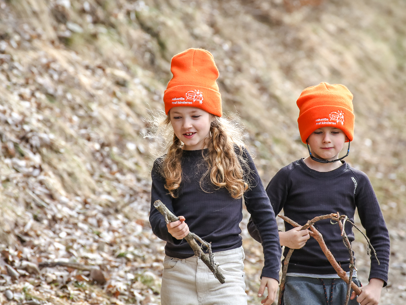Kinderen lekker aan de wandel in de Franse ALpen boven Brides-les-Bains