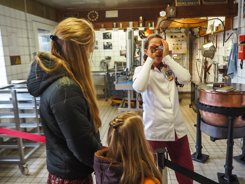 Enthousiaste medewerkers in de jamfabriek leggen onze kinderen vanalles uit, jamfabriek Confitures du Climont
