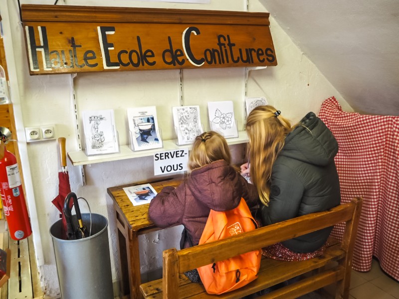 De meiden doen opdrachtjes in het museum bij de jamfabriek Confitures du Climont