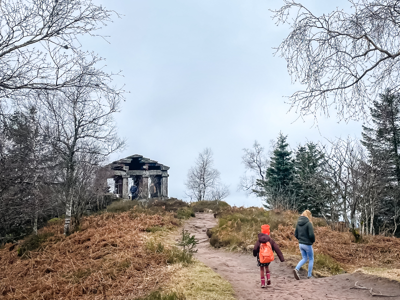 De Keltische en Gallo-Romeinse tempel op de top van de Donon, Vogezen, Frankrijk