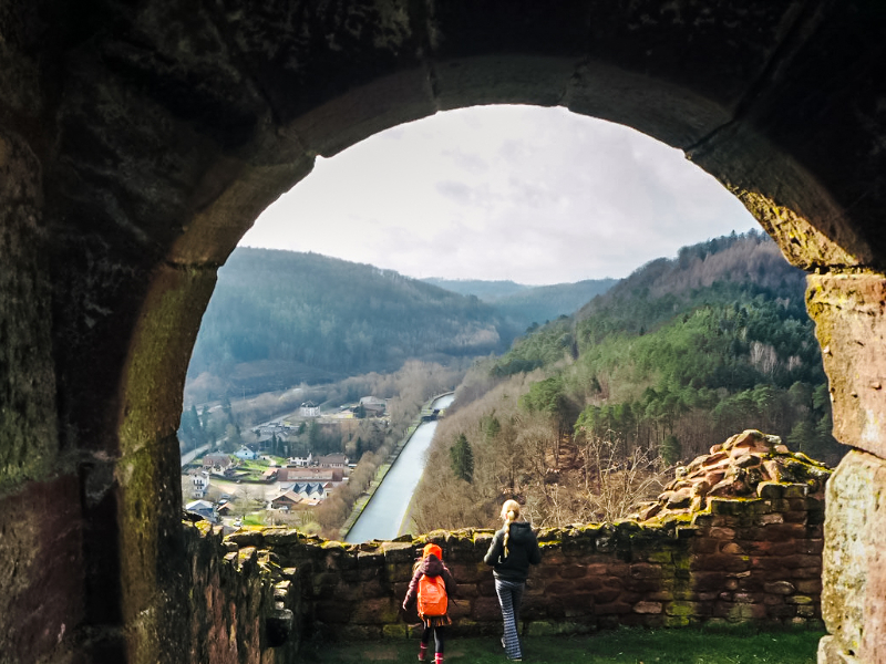 Wauw wat is het uitzicht vanuit de ruïnes van kasteel Lutzelboug in de Vogezen mooi!