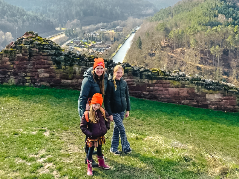 Marieke en haar kinderen bij de ruïnes van kasteel Lutzelbourg in de Bruche vallei