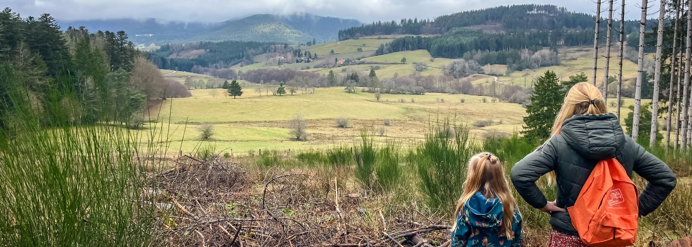 De dochters van Marieke tijdens een wandeling in de Bruche vallei, Vogezen