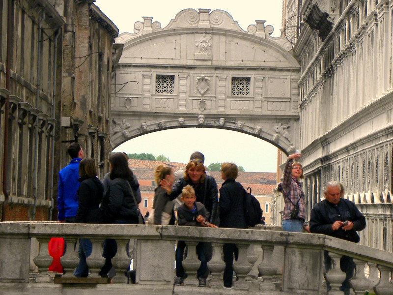 We poseren bij de brug der zuchten