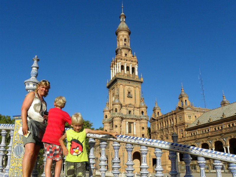 Op een bruggetje op het prachtige Plaza de España