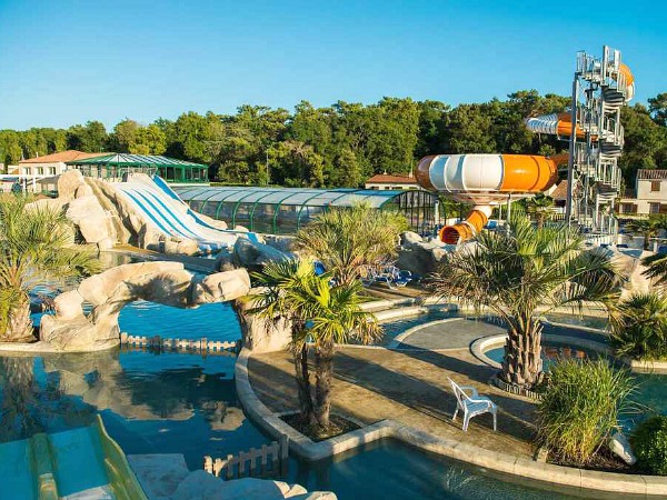 Diverse glijbanen bij Camping Club Les Brunelles