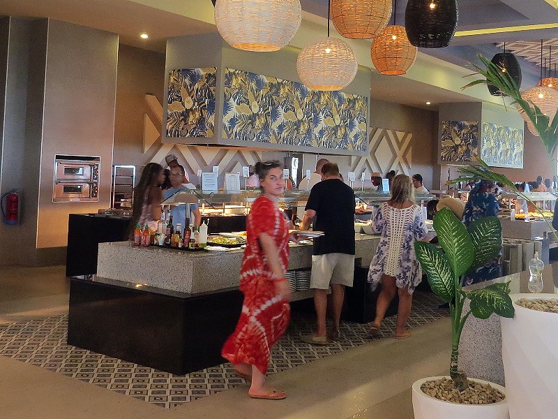 Het buffet bij het hoofdrestaurant