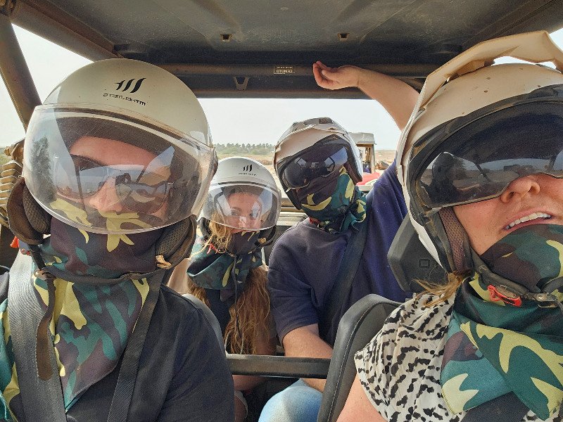 Met zijn vieren in de buggy op Sal in Kaapverdië