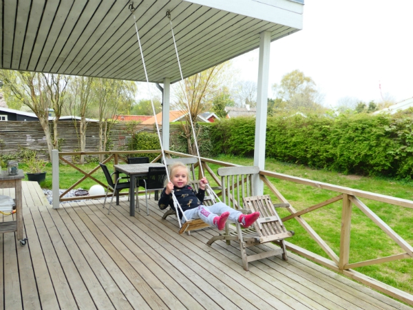 Er was zelfs een schommel bij het huisje.