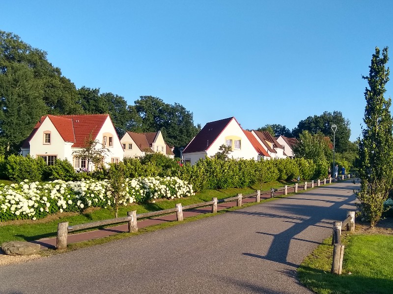 De mooie witte huisjes met rode daken