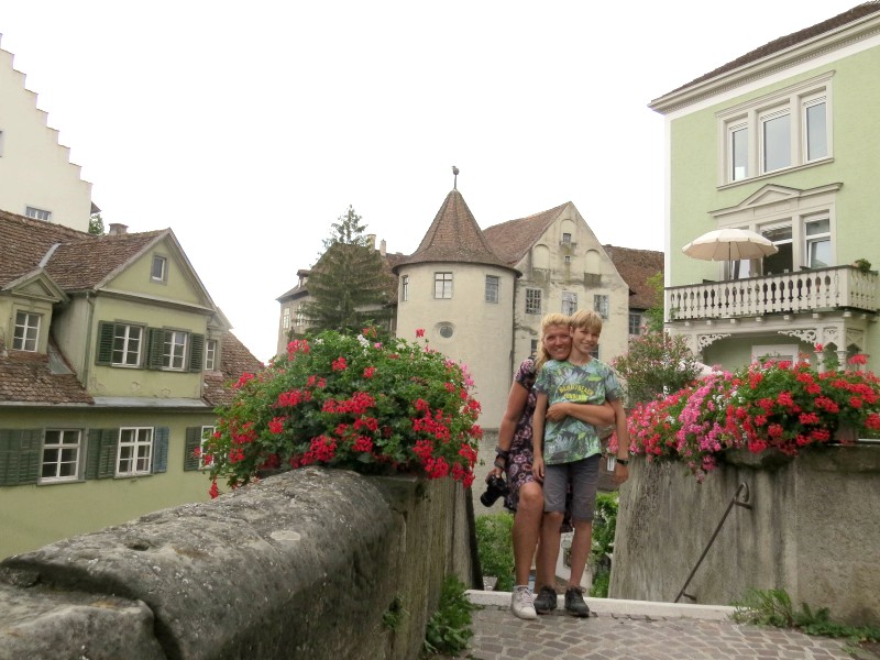Met Tycho voor de Middeleeuwse burcht in Meersburg