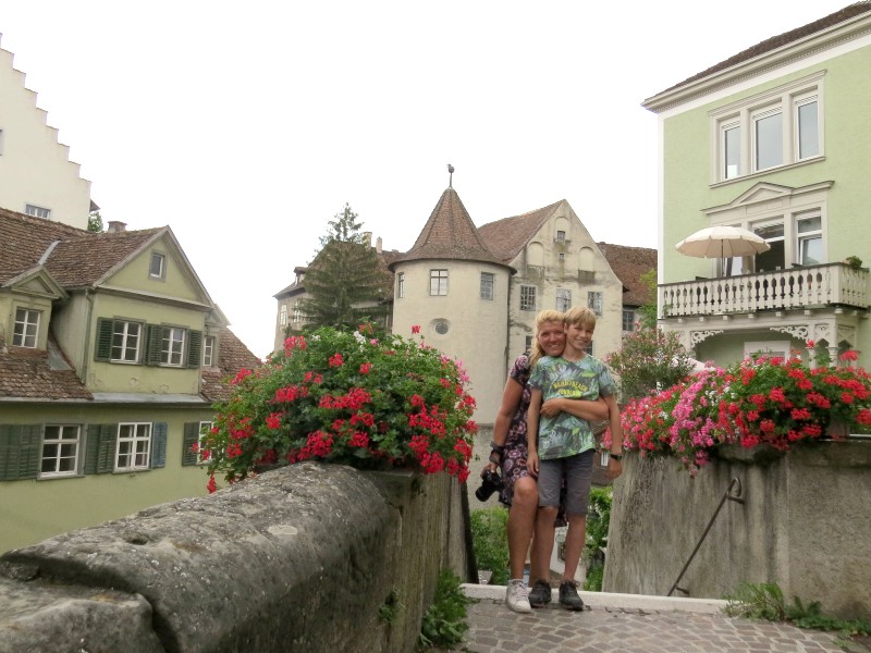 Met Tycho voor de Middeleeuwse burcht in Meersburg