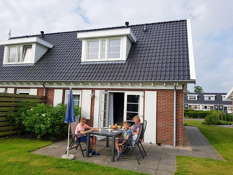 Ontbijten voor onze mooie luxe bungalow bij Landal Resort Haamstede