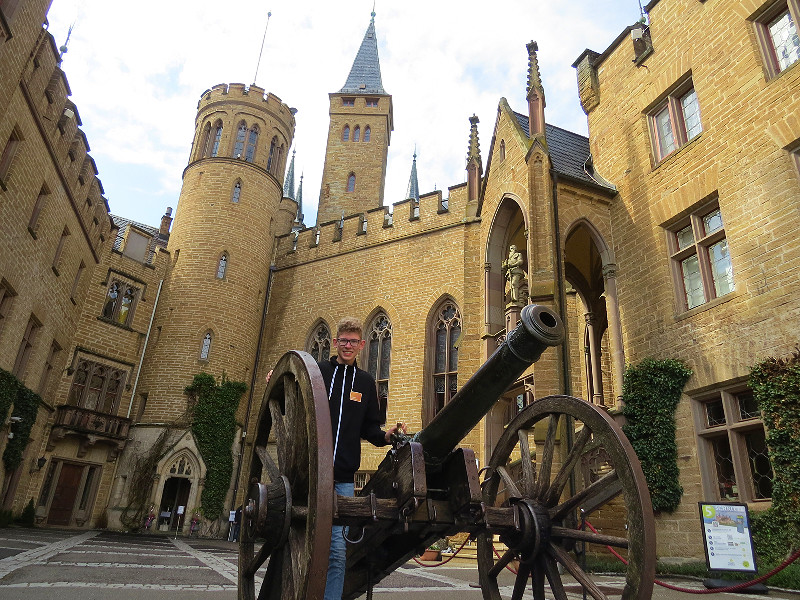 Het kanon op de binnenplaats van het kasteel