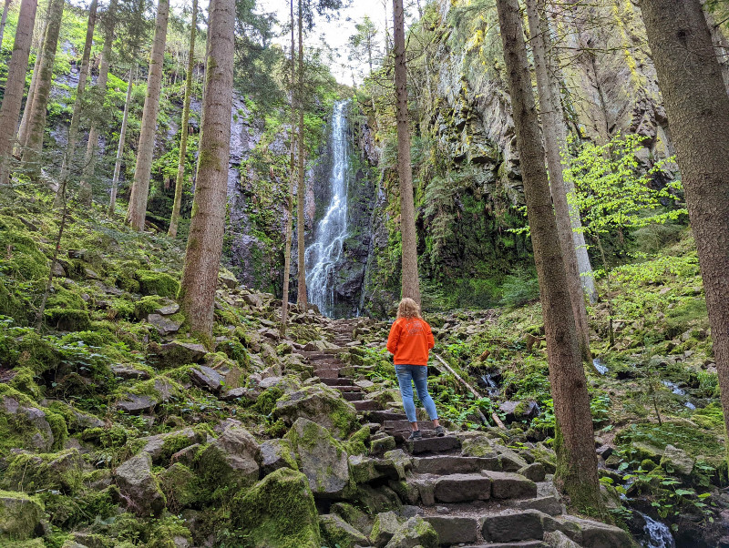 Sabine bij de Burgbach waterval