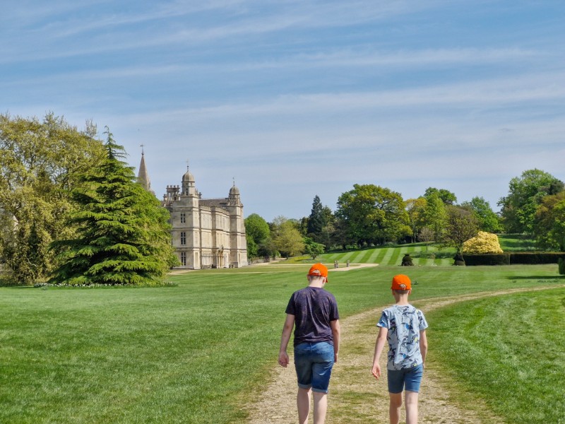 Wandelen over het sprookjesachtige landgoed van Burghley House in Engeland