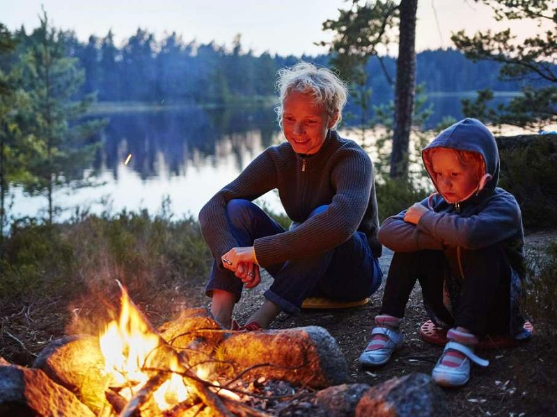Genieten bij een kampvuur Genieten bij een kampvuur