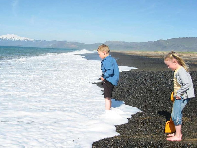 op vulkaanas en sneeuw staan op vulkaanas en sneeuw staan