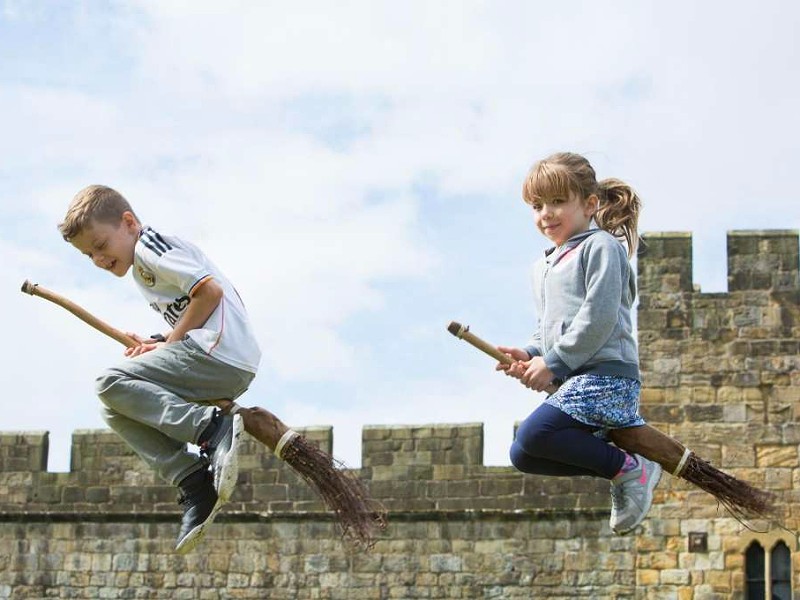 kinderen vliegen op bezem kinderen vliegen op bezem