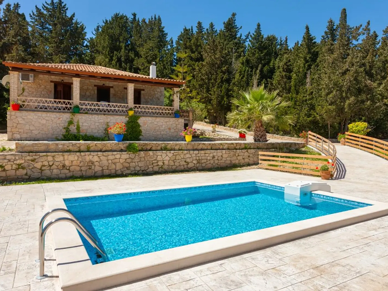 Prive zwembad bij een van de luxe vakantiehuizen van By June op Zakynthos