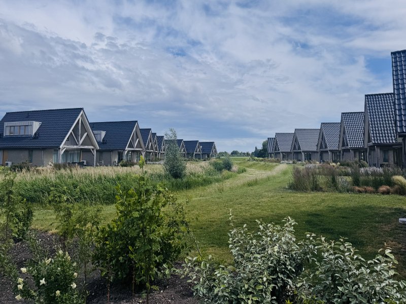Rijtje duinvilla's bij Europarcs Cadzand-Bad.