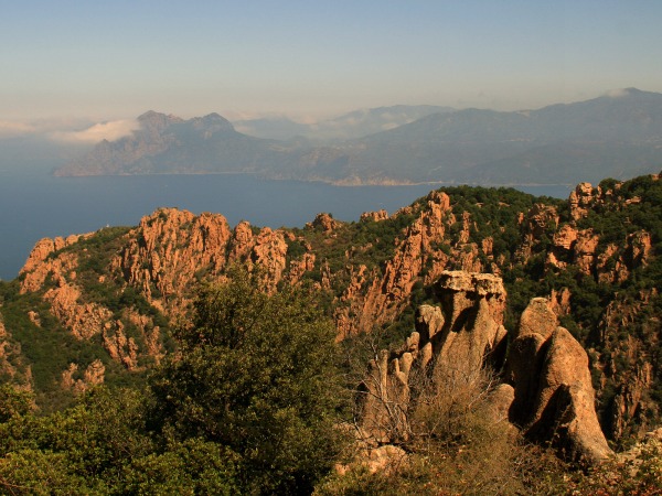 De rode rotsen van Calanques de Piana