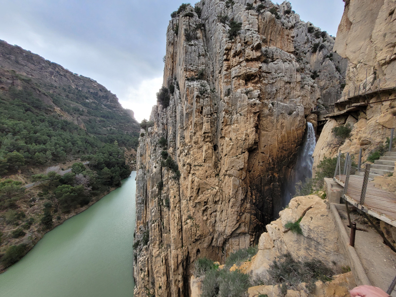 Het einde van de kloof met de waterval. Caminito del rey