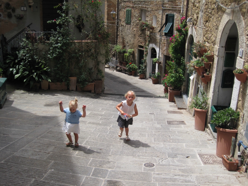 Kids lopen door de straatjes van Campiglia Marittima
