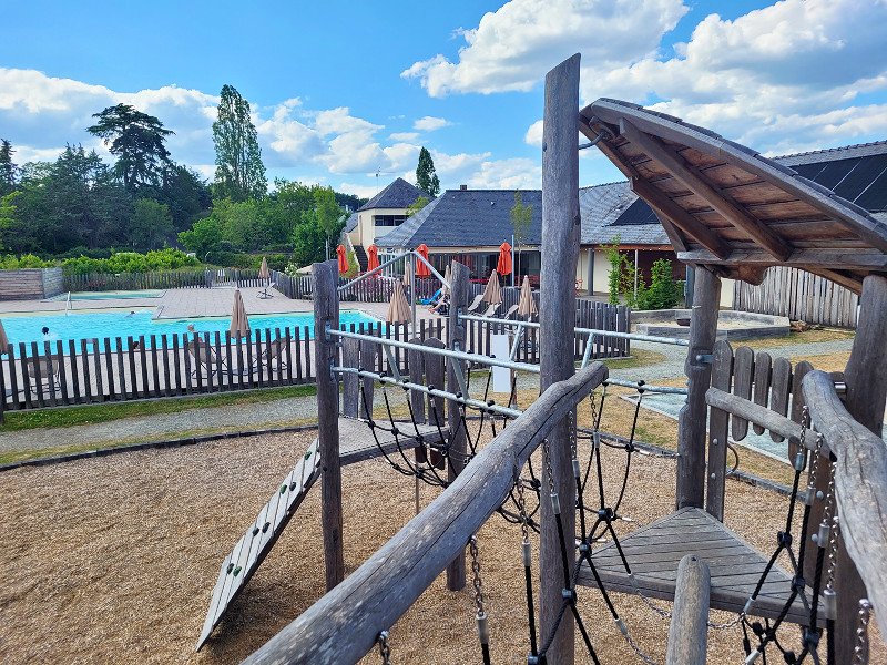 De speeltuin en het zwembad van camping d'Angers - Lac du Maine