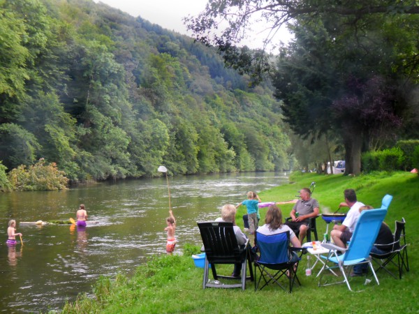 Heerlijk zo'n rivier langs de camping in de Ardennen