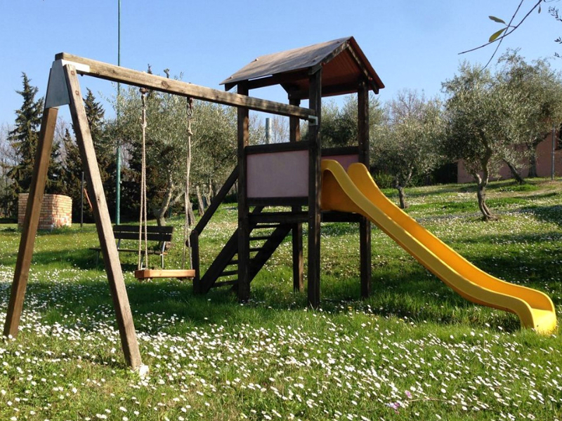 Op camping Centro Vacanza San Marino kan je kind lekker in het gras spelen!