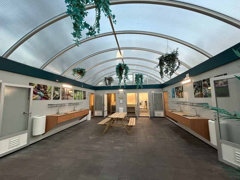 Binnen bij het sanitairgebouw