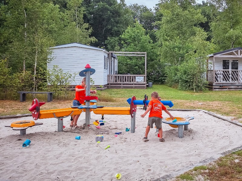 Familie chalets met speeltoestel voor de deur