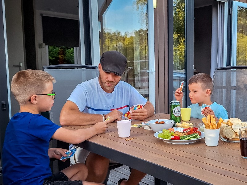 Het is heerlijk toeven op de veranda van het chalet