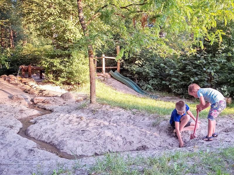 De natuurspeeltuin op het tentenveld zorgt voor uren vermaak