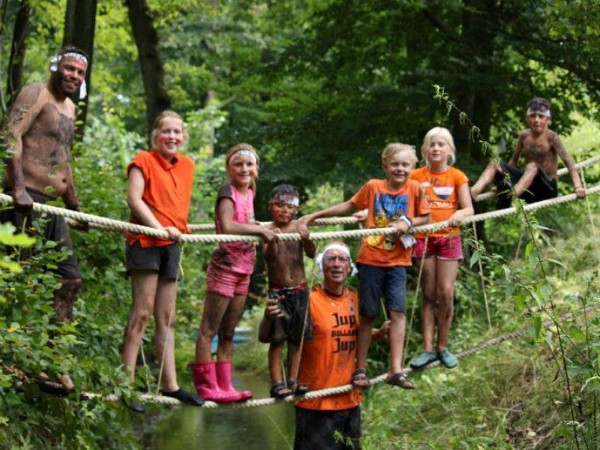 Klimmen in de natuur op een touwbrug