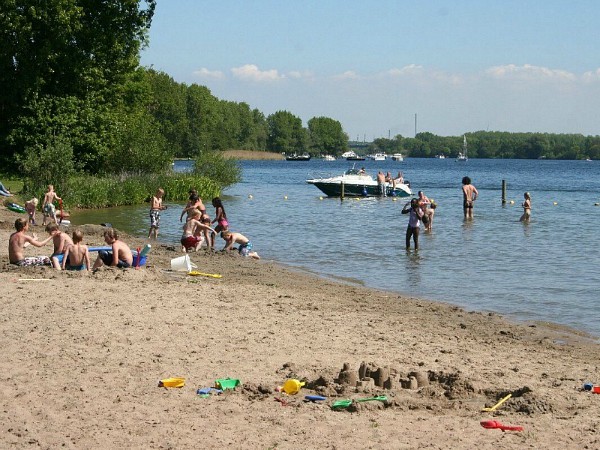 strandplezier aan het brielse meer bij camping de krabbeplaat