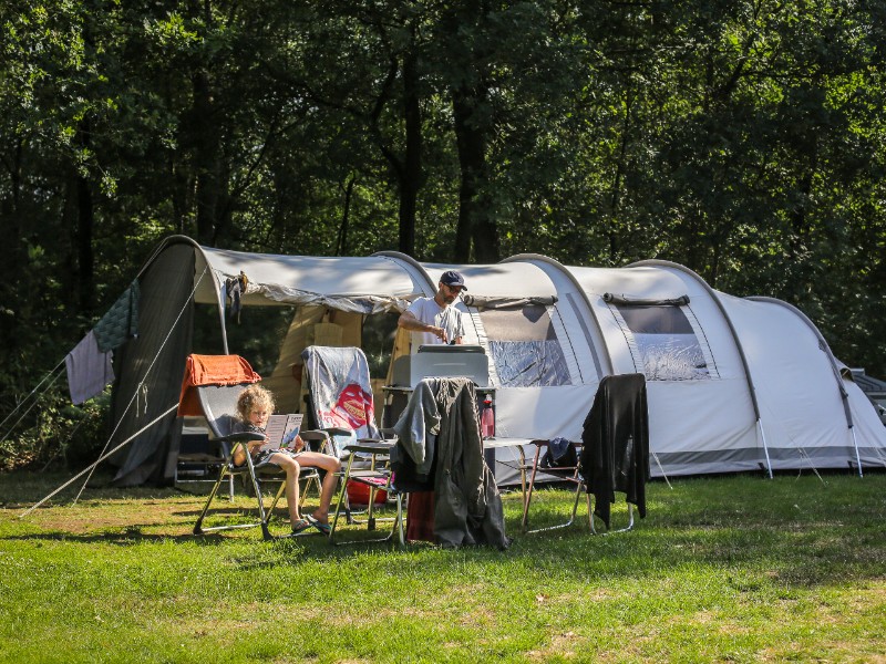 de tent van Elisabeth en haar gezin op natuurcamping de Roos