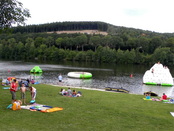 Zwemmen bij een camping in de Duitse Eifel