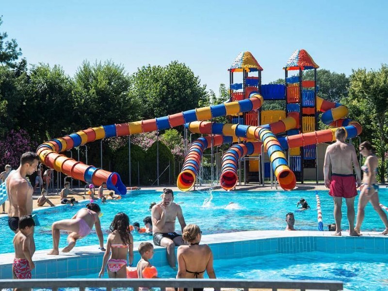 Camping met aquapark en waterglijbanen en aan het strand